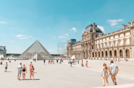 Téléchargez les photos : Paris, France - June 26: The Louvre Museum in Paris, France on August 26, 2018. This central landmark of Paris is one of the world's largest museums. - en image libre de droit