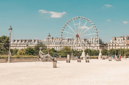 Téléchargez les photos : PARIS, FRANCE - june 26: Group of tourists take snapshots in the park near the Eiffel tower during their guided Segway tour of Paris - en image libre de droit