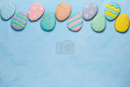 Téléchargez les photos : Bannière pour les vacances de Pâques. Biscuits en forme d'oeuf placés dans un bac à œufs. Concept de vacances de Pâques. Endroit pour le texte. Vue du dessus. - en image libre de droit