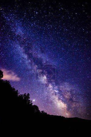 Foto de Una hermosa milkyway en un cielo nocturno con estrellas y buen fondo - Imagen libre de derechos
