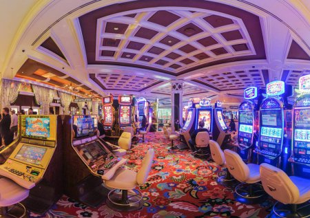 Foto de Un piso de casino vibrante de Las Vegas, vivo con máquinas tragamonedas coloridas, decoración lujosa y la emoción del azar y la emoción. - Imagen libre de derechos