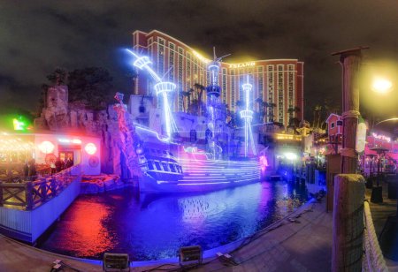 Foto de Deslumbrantes luces de neón de Treasure Island Hotel Casino, Las Vegas, con ambiente de barco pirata por Seor Frog 's. - Imagen libre de derechos