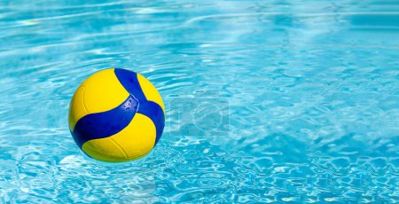 Téléchargez les photos : Mode de vie actif d'été, ballon de volley-ball aquatique à la surface de l'eau de la piscine en station balnéaire. - en image libre de droit