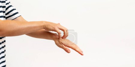 Foto de Persona femenina que se rasca la piel en la mano. Picor en la piel. - Imagen libre de derechos