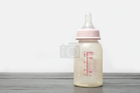 Babyflasche auf Holz