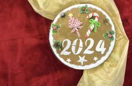 Téléchargez les photos : Gâteau grec pour le Nouvel An, connu sous le nom de vasilopita, sur tissu doré et rouge - en image libre de droit