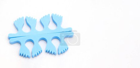 Foto de Un par de separadores de dedos azules en forma de pies pequeños, aislados sobre fondo blanco, material esponjoso, espacio de copia, foto de alta calidad - Imagen libre de derechos