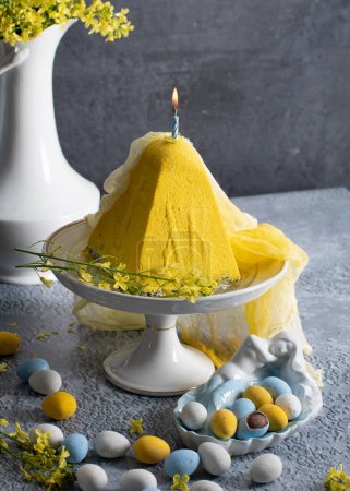 Téléchargez les photos : Traditional Easter Orthodox curd cake with yellow flowers on a grey table, High quality photo - en image libre de droit