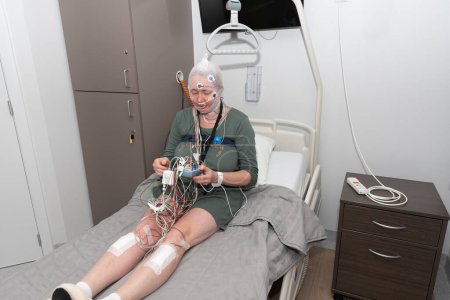 Téléchargez les photos : A Young woman measuring brainwaves eg in a Sleep Laboratory. High quality photo - en image libre de droit