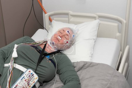Téléchargez les photos : A Young woman measuring brainwaves eg in a Sleep Laboratory. High quality photo - en image libre de droit