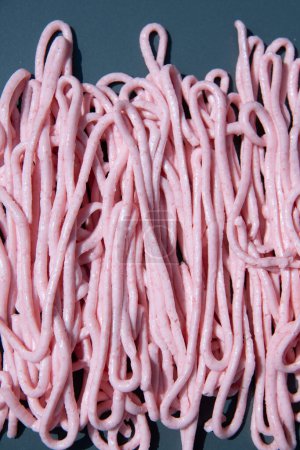 Téléchargez les photos : Pink tarama pasta on a gray plate squeezed out of a cooking bag, creative texture. High quality photo - en image libre de droit
