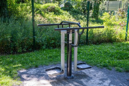 Téléchargez les photos : Machines d'exercice et appareils de fitness dans la rue gymnase extérieur dans le parc de la ville, photo de haute qualité - en image libre de droit