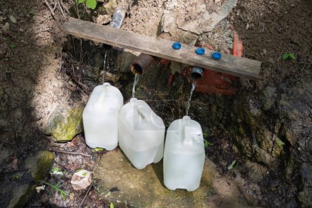 Una fuente subterránea de agua dulce limpia, recipientes llenos para un suministro doméstico de productos esenciales, foto de alta calidad