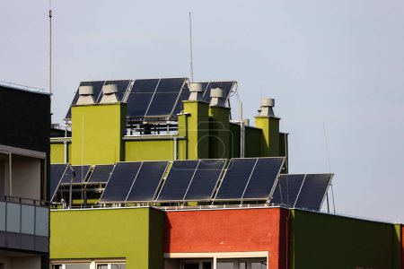 Foto de Paneles solares en el techo de un bloque de apartamentos. Ahorro de electricidad para residentes. Foto tomada en un día soleado. - Imagen libre de derechos