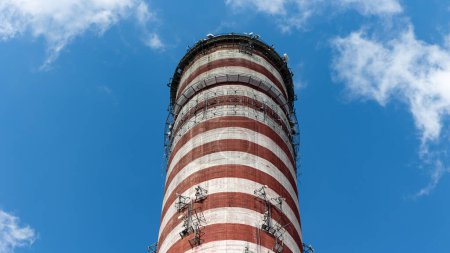 Foto de Un teléfono móvil antenas instaladas en la parte superior de una chimenea central de alta potencia. Objeto contra el cielo azul en un día soleado. - Imagen libre de derechos