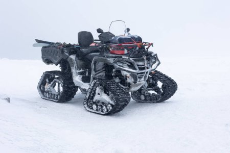 Raupenfahrrad-Quad im Schnee während eines Schneesturms. Rettungsfahrzeug und Transportunterstützung bei schwierigen Witterungs- und Geländebedingungen