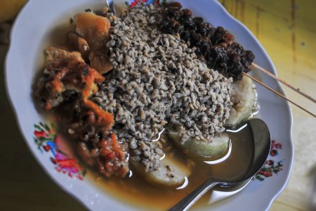 Téléchargez les photos : Lontong Kupang est un aliment indonésien généralement servi avec satay de crustacés, tofu et lentho - en image libre de droit