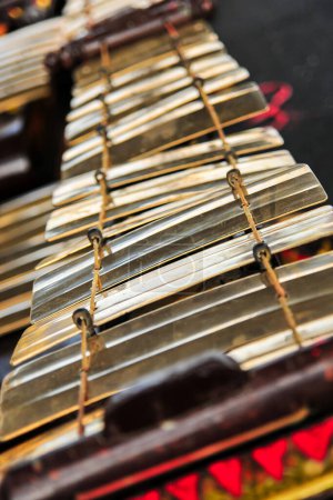 Téléchargez les photos : Gamelan est un instrument de musique à percussion traditionnel de Java, Indonésie fabriqué à partir de plaques de laiton alignées pour former des notes - en image libre de droit