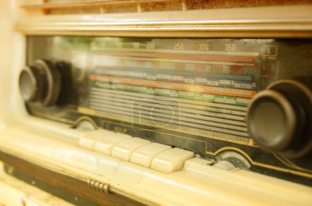 Foto de Las viejas radios están llenas de botones de buscador de ondas que todavía usan tubos de amplificador de potencia - Imagen libre de derechos