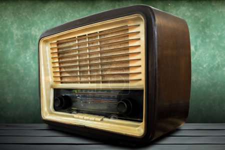 Téléchargez les photos : Une vieille radio AM avec des boutons de recherche de fréquence analogiques et des aiguilles sur un fond rétro - en image libre de droit