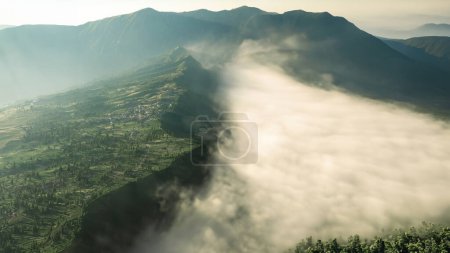 Vue du village de Cemorolawang, Mont Bromo, Indonésie dans une matinée brumeuse