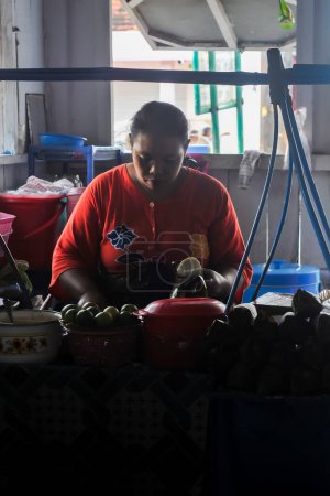 Téléchargez les photos : Pasuruan, Indonésie - 15 janvier 2012 : le vendeur de kupang sert son menu alimentaire - en image libre de droit