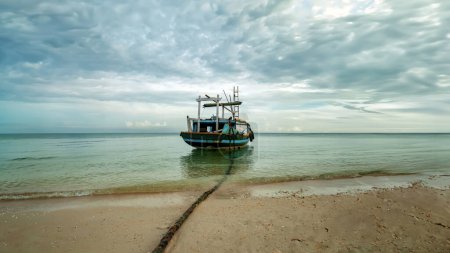 Foto de Un barco de pasajeros tradicional hecho de madera se encuentra en la costa de la isla de Gili, Indonesia - Imagen libre de derechos