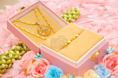 La dot de mariage se composait d'une boîte d'anneaux d'or et de colliers décorés de fleurs de jasmin au crochet