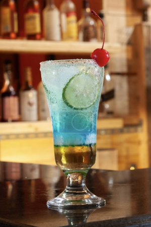 Foto de Blue Iced Heaven Mocktail es una bebida refrescante que contiene hielo, jarabe con sabor a curazao azul, coco joven y soda. - Imagen libre de derechos