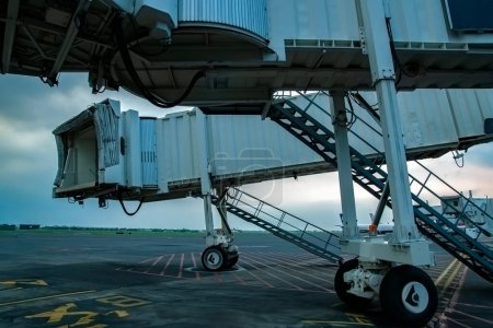 Téléchargez les photos : Deux jetées sont prêtes sur l'aire de trafic de l'aéroport pour que les passagers puissent monter à bord de l'avion - en image libre de droit