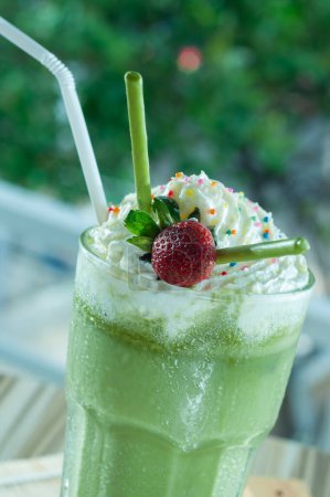 Grüner Eistee mit Creamy Float im Glas
