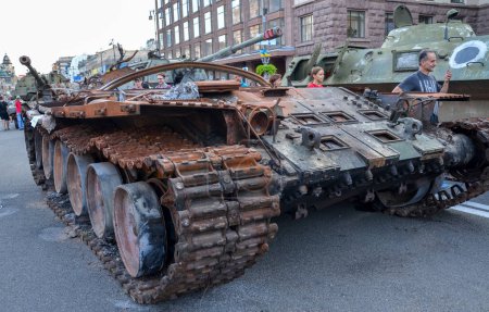Téléchargez les photos : Dozens of destroyed enemy tanks and armor displayed during an exhibition of crushed Russian military vehicles on Khreshchatyk street in center of Kyiv - en image libre de droit