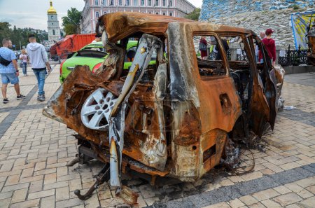 Téléchargez les photos : Incendie et destruction d'une voiture civile par des envahisseurs russes pendant la guerre en Ukraine. - en image libre de droit