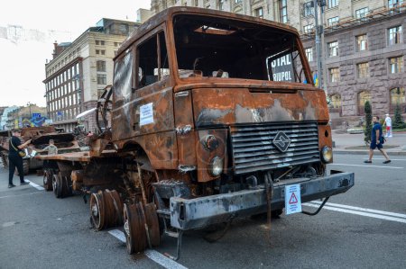 Téléchargez les photos : Des chars détruits et incendiés, des camions militaires et d'autres équipements ont bordé la rue Khreshchatyk à Kiev à la veille de la fête de l'indépendance de l'Ukraine - en image libre de droit