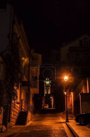 Téléchargez les photos : Vue de nuit de l'une des rues étroites de la vieille ville de Tbilissi près de la mosquée Juma - en image libre de droit