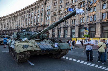 Téléchargez les photos : Dozens of destroyed enemy tanks and armor displayed during an exhibition of crushed Russian military vehicles on Khreshchatyk street in center of Kyiv - en image libre de droit