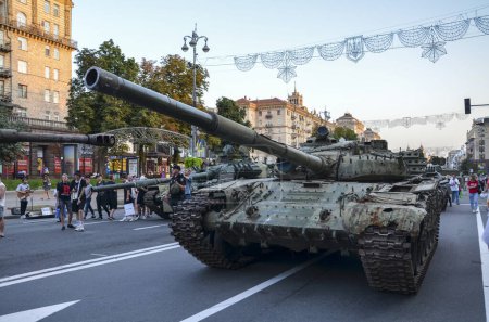 Téléchargez les photos : Le char russe moderne écrasé et détruit affiché sur la rue Khreschatyk dans le centre de Kiev - en image libre de droit