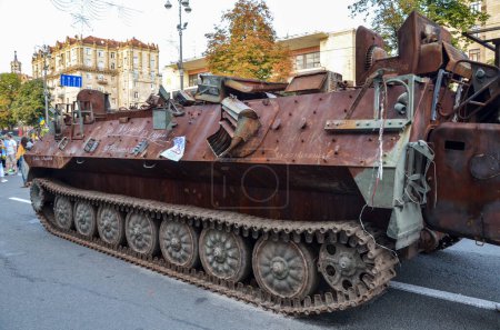 Téléchargez les photos : Certains missiles, chars russes brûlés et autres véhicules militaires exposés dans le centre-ville de Kiev. - en image libre de droit