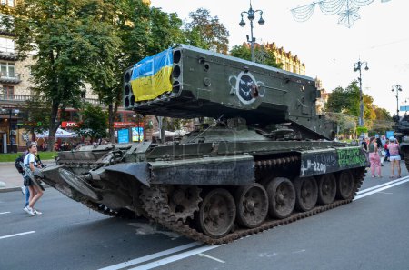 Téléchargez les photos : Les Ukrainiens visitent la rue Khreshchatyk à Kiev où des véhicules militaires russes détruits ont été exposés. - en image libre de droit