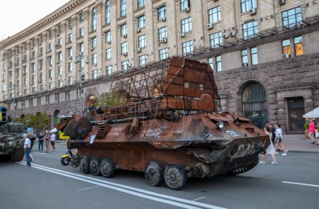 Téléchargez les photos : Broyé russe SPR-2 "Mercure-BM" station de brouillage d'explosifs radio à Khreshchatyk la rue principale de Kiev lors de l'exposition avant le Jour de l'indépendance de l'Ukraine - en image libre de droit