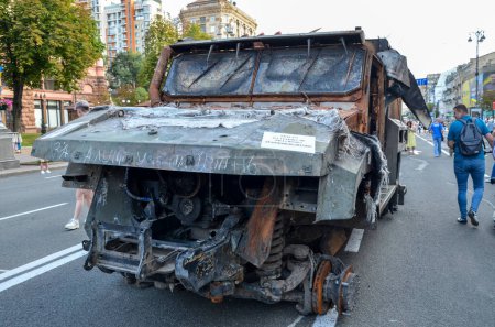 Téléchargez les photos : Certains missiles, chars russes brûlés et autres véhicules militaires exposés dans le centre-ville de Kiev. - en image libre de droit