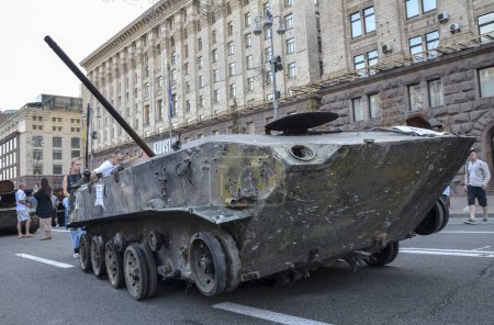 Foto de Damaged BMD-2 airborne combat vehicle of the russian invaders destroyed by the Ukrainian military displayed at Khreshchatyk street in Kyiv - Imagen libre de derechos