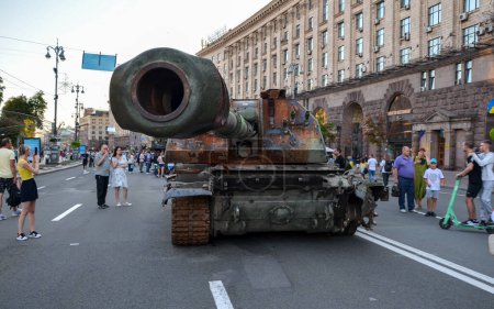 Téléchargez les photos : Destroyed russian tanks and military equipment on display for public at Khreshchatyk street in Kyiv, Ukraine - en image libre de droit