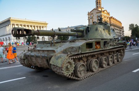 Téléchargez les photos : Destroyed russian tanks and military equipment on display for public at Khreshchatyk street in Kyiv, Ukraine - en image libre de droit