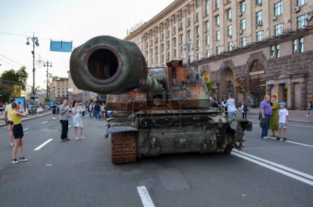 Téléchargez les photos : Destroyed russian 2S19 'Msta-S' Self-Propelled Mortar exhibited with other crushed Russian military vehicles on Khreshchatyk street in center of Kyiv - en image libre de droit