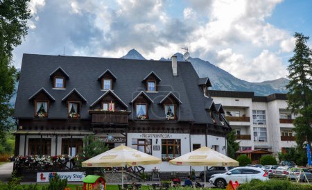 Foto de Tourist Apartment house in popular ski and hiking resort Tatranska Lomnica at summertime. High Tatras, Slovakia - Imagen libre de derechos