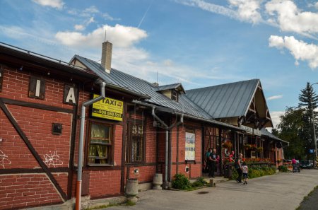 Foto de Railway station in Tatranska Lomnica, High Tatras mountains, Slovakia - Imagen libre de derechos