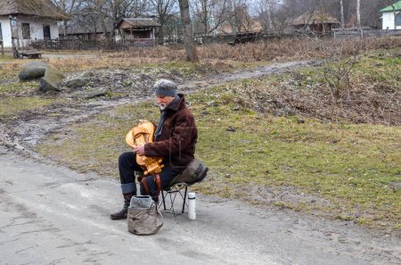 Foto de Músico en la calle toca en el instrumento musical folclórico ucraniano lira con ruedas (hurdy gurdy) - Imagen libre de derechos