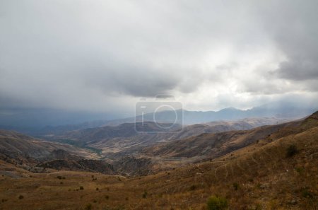 Foto de Vardenyats High Mountain Pass (Selim Pass) es una de las formas más bellas en Armenia - Imagen libre de derechos