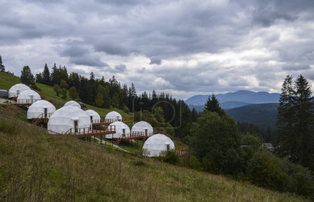 Foto de Eco-hotel glamping es un camping glamoroso de lujo en el hermoso campo con montañas de los Cárpatos en el fondo - Imagen libre de derechos